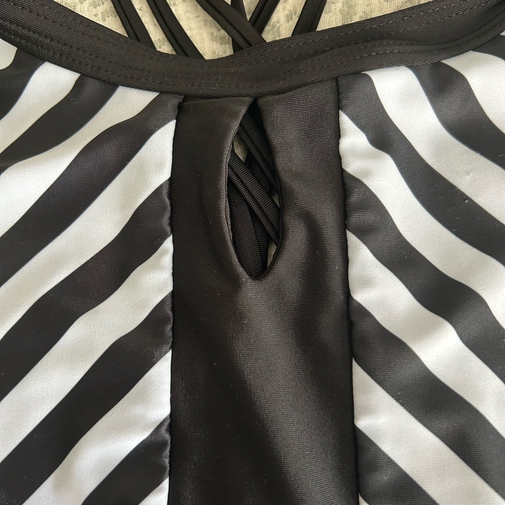 🖤🤍 Black & White Striped One-Piece Swimsuit - Picture 4 of 6